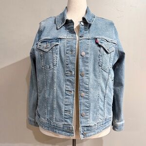 NWOT Plus Size Levi's Women's Classic Light Wash Denim Trucker Jacket – Size 1X